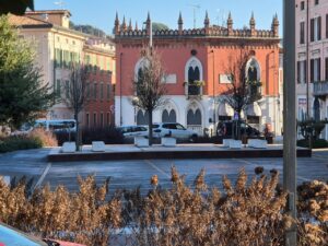 FAKE NEWS SU PIAZZA EUROPA: Terza Parte. 8 muretto di due metri